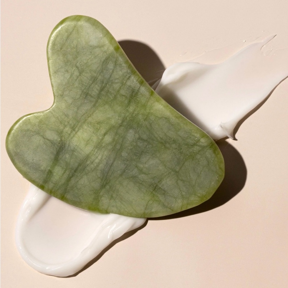 Gua Sha Stone Beauty Tool, Jade — EcoTools - Picture 17 of 17